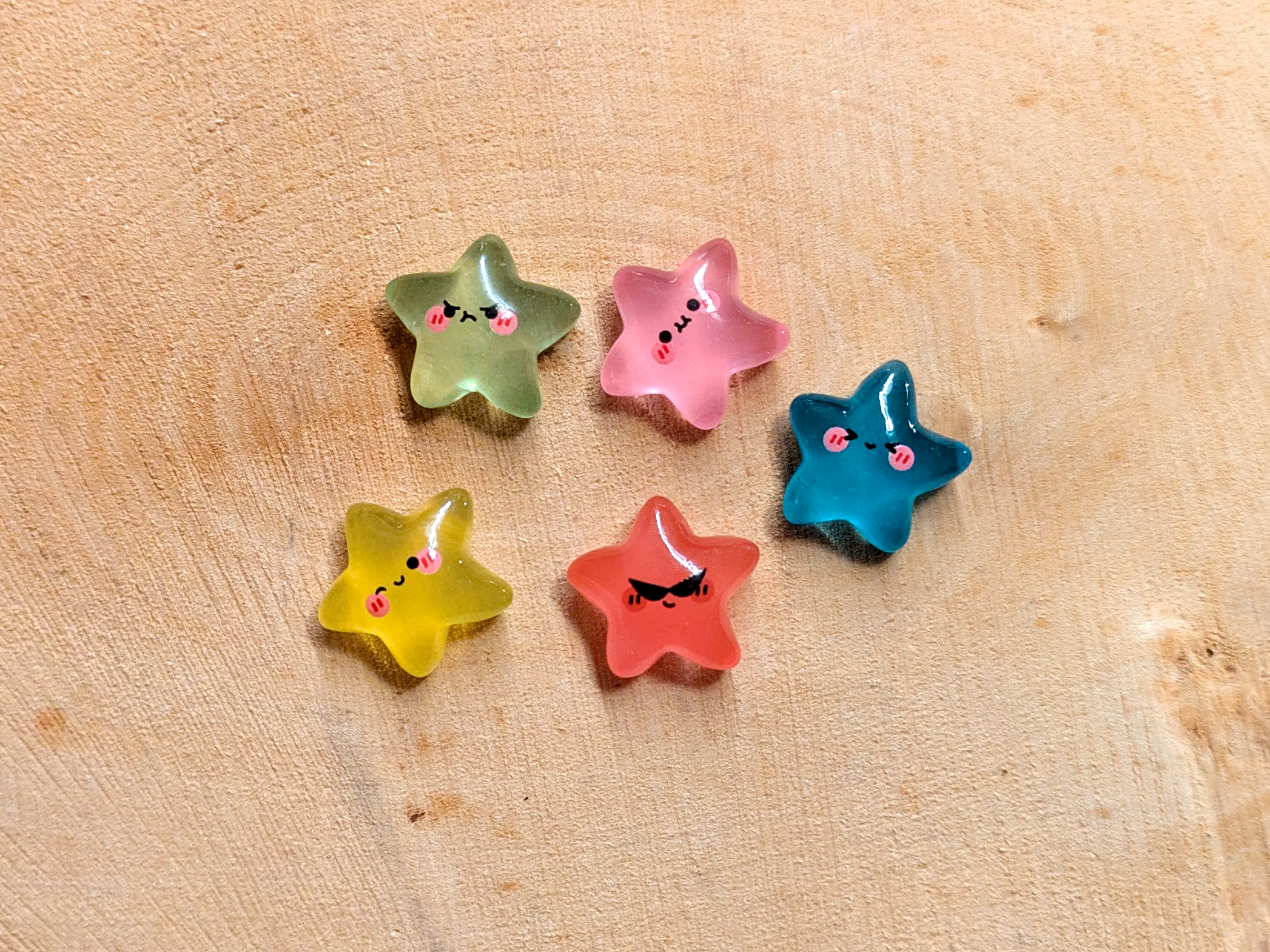 Leuchtende Mini-Sterne mit Gesicht – Glow-in-the-Dark Miniaturfiguren für Glasgärten, Feengärten & DIY-Deko