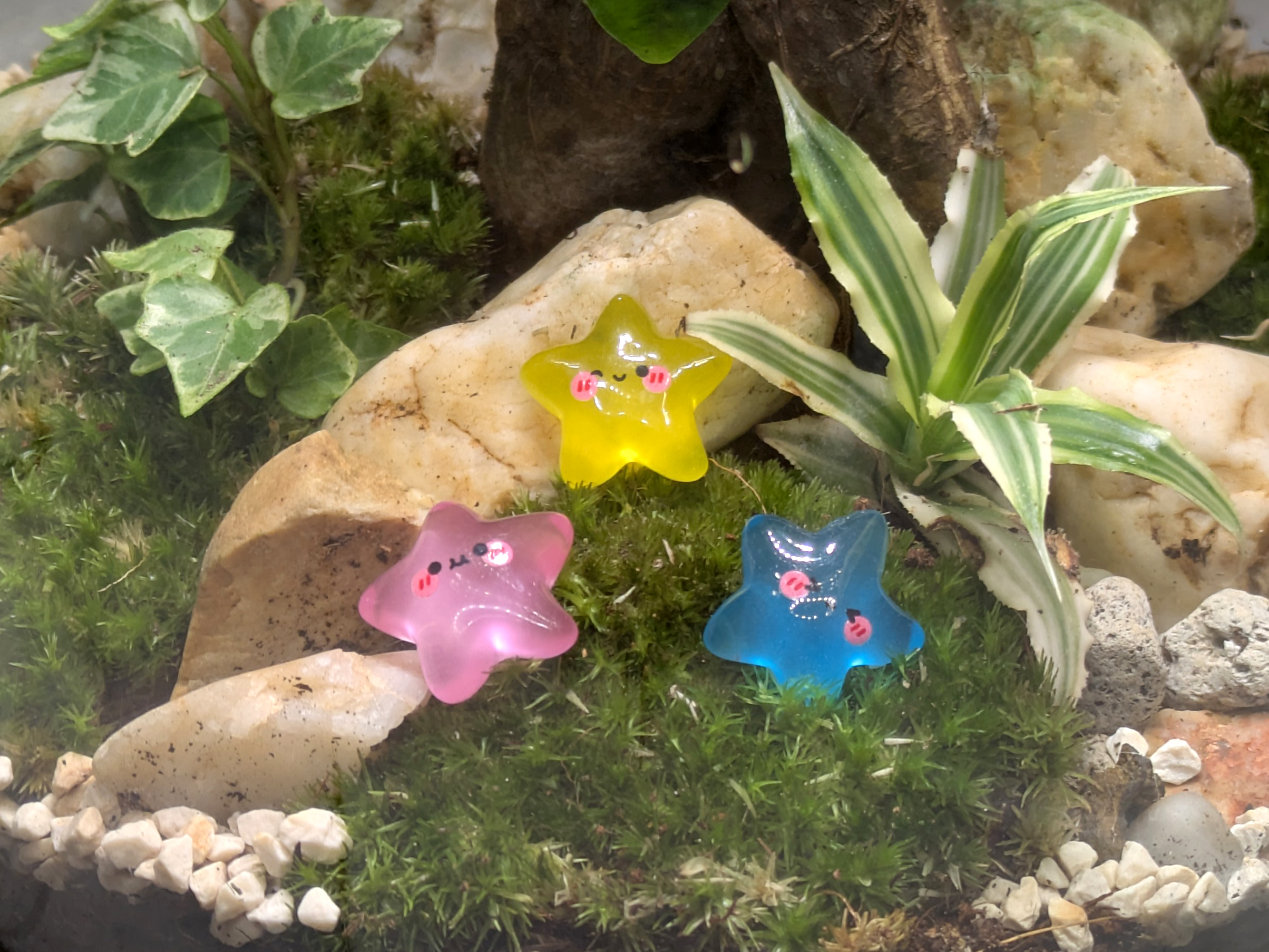 Leuchtende Mini-Sterne mit Gesicht – Glow-in-the-Dark Miniaturfiguren für Glasgärten, Feengärten & DIY-Deko