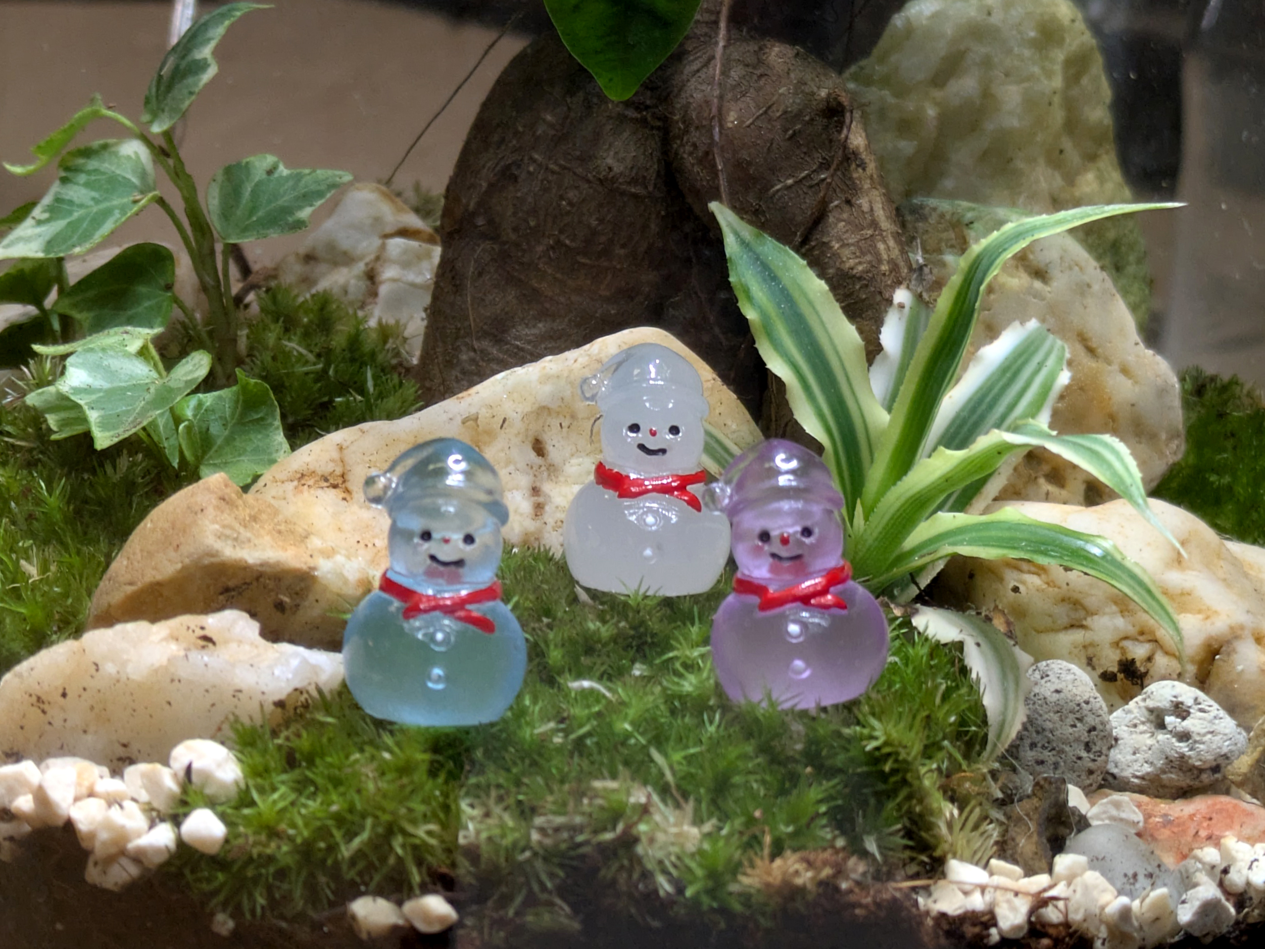Leuchtende Mini-Schneemänner – Glow-in-the-Dark Winterfiguren für Glasgärten, Wichteltüren & Weihnachtsdeko