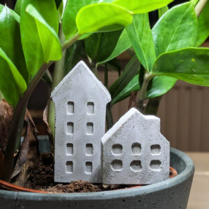 Mini-Häuser aus Steinguss im 2er Set mit praktischem Erdstecker – skandinavische Deko für Glasgärten, Topfpflanzen und Adventskranz