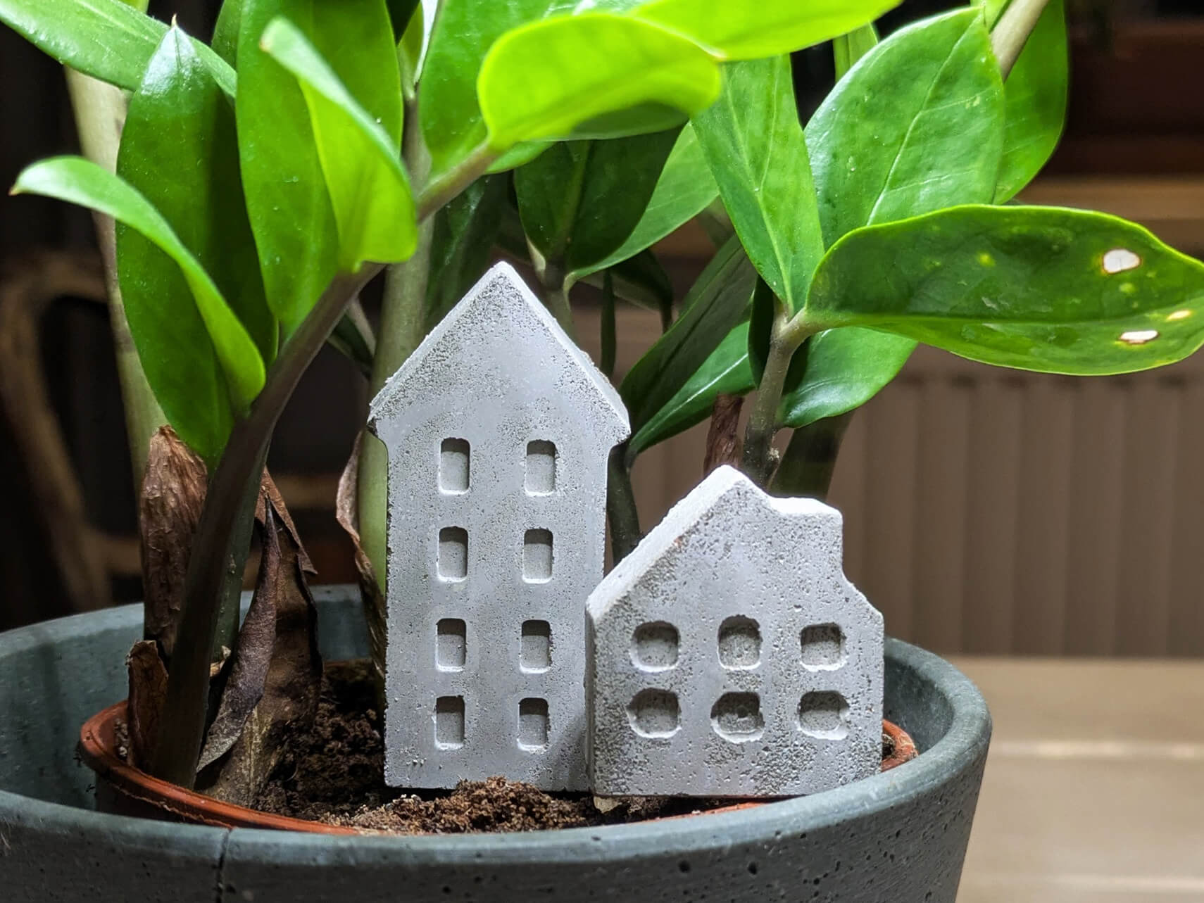 Mini-Häuser aus Steinguss im 2er Set mit praktischem Erdstecker – skandinavische Deko für Glasgärten, Topfpflanzen und Adventskranz