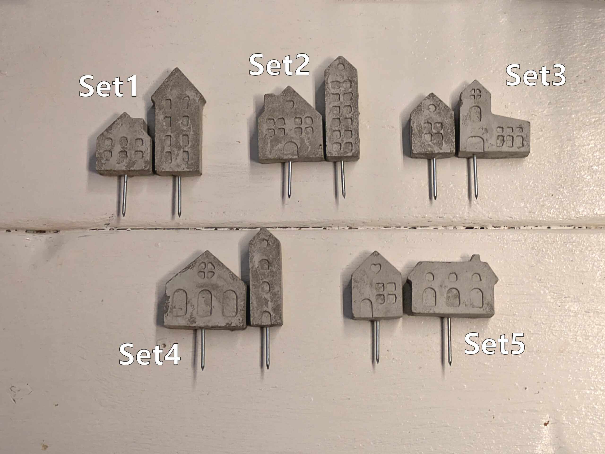 Mini-Häuser aus Steinguss im 2er Set mit praktischem Erdstecker – skandinavische Deko für Glasgärten, Topfpflanzen und Adventskranz