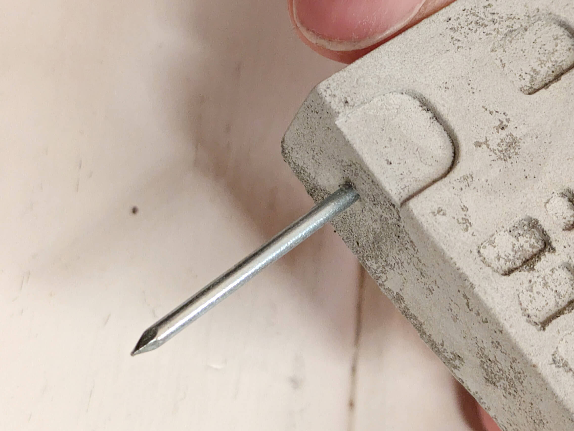 Mini-Häuser aus Steinguss im 2er Set mit praktischem Erdstecker – skandinavische Deko für Glasgärten, Topfpflanzen und Adventskranz