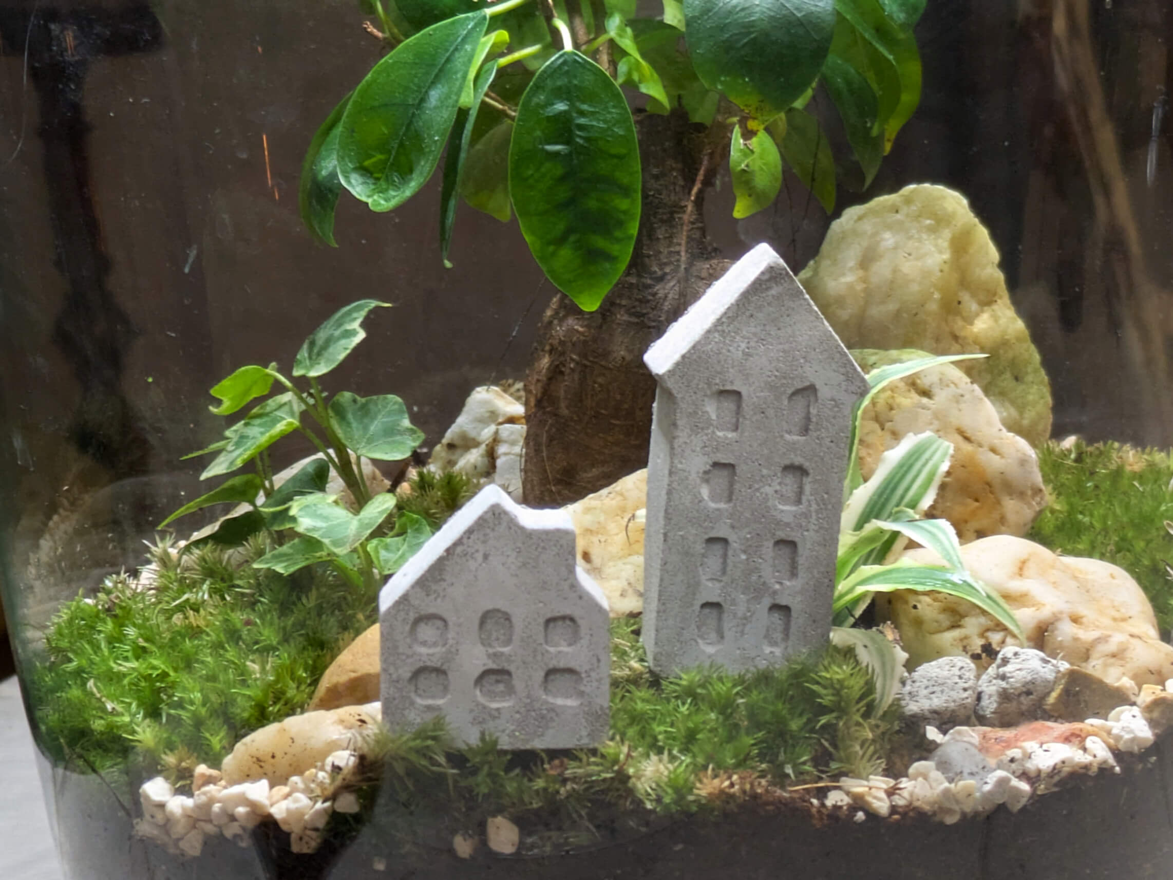 Mini-Häuser aus Steinguss im 2er Set mit praktischem Erdstecker – skandinavische Deko für Glasgärten, Topfpflanzen und Adventskranz