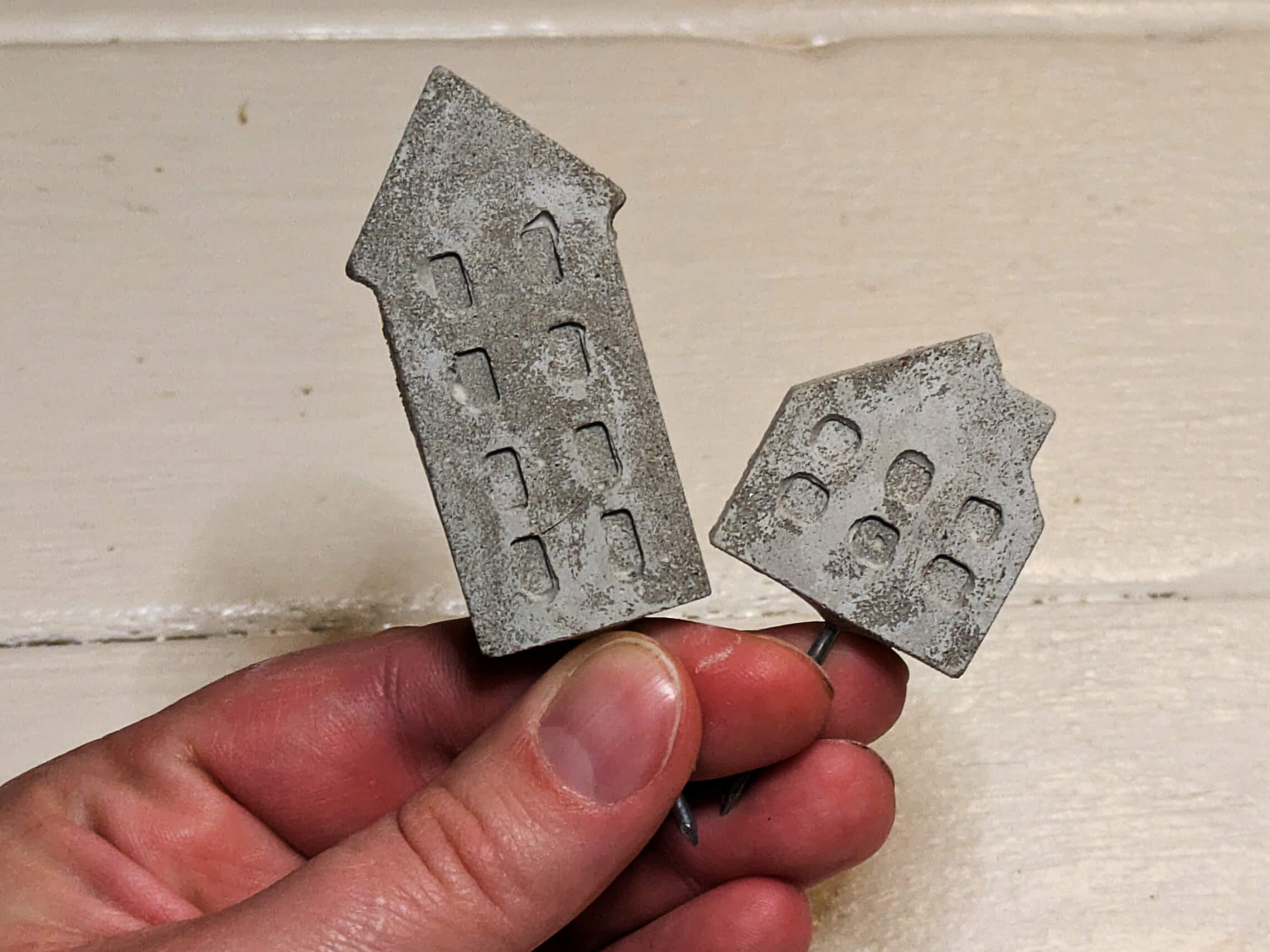 Mini-Häuser aus Steinguss im 2er Set mit praktischem Erdstecker – skandinavische Deko für Glasgärten, Topfpflanzen und Adventskranz