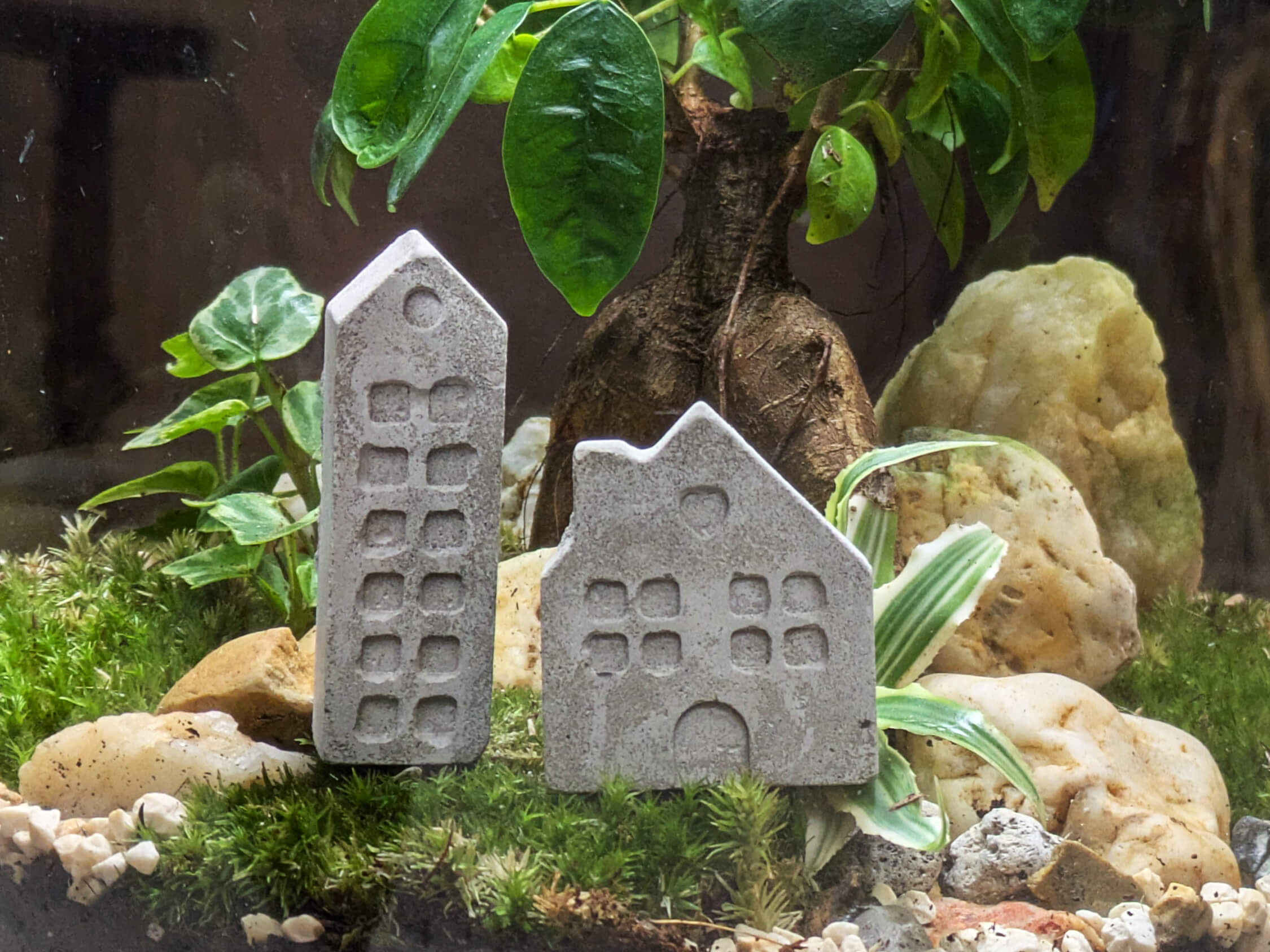 Mini-Häuser aus Steinguss im 2er Set mit praktischem Erdstecker – skandinavische Deko für Glasgärten, Topfpflanzen und Adventskranz