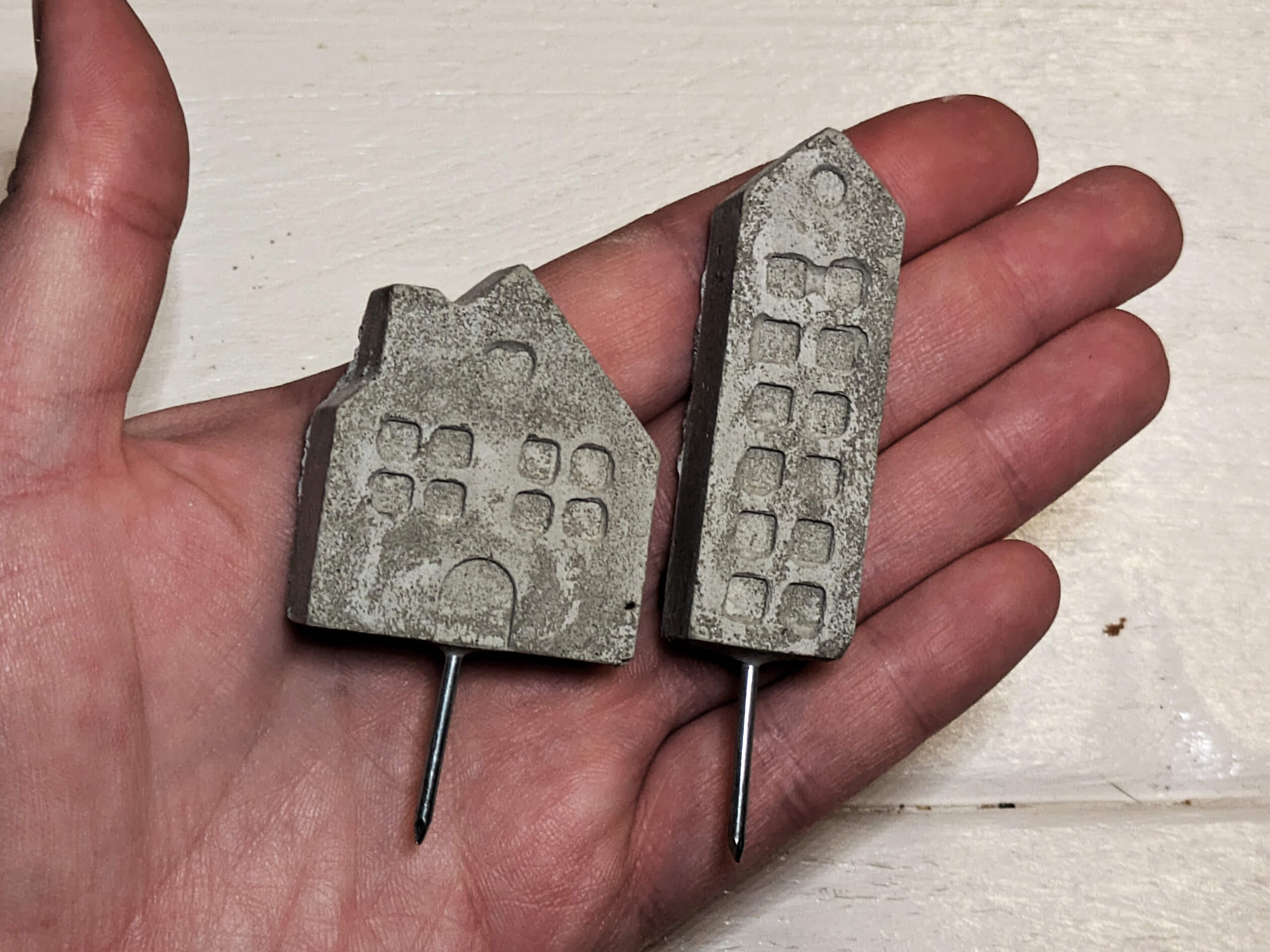 Mini-Häuser aus Steinguss im 2er Set mit praktischem Erdstecker – skandinavische Deko für Glasgärten, Topfpflanzen und Adventskranz