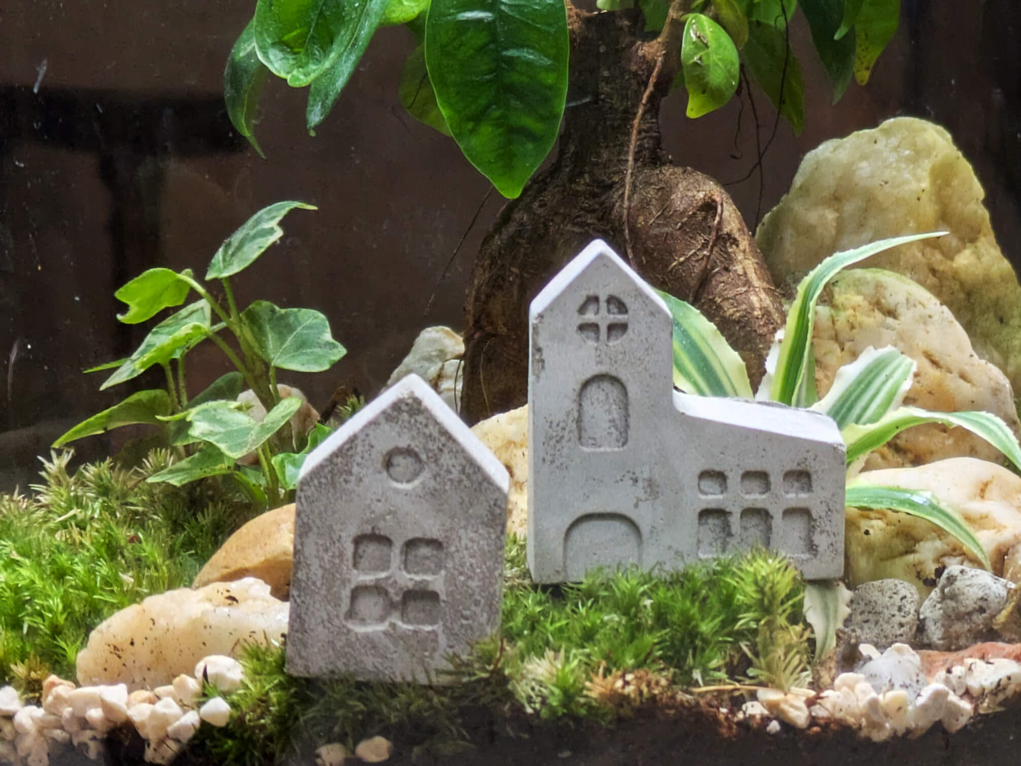 Mini-Häuser aus Steinguss im 2er Set mit praktischem Erdstecker – skandinavische Deko für Glasgärten, Topfpflanzen und Adventskranz