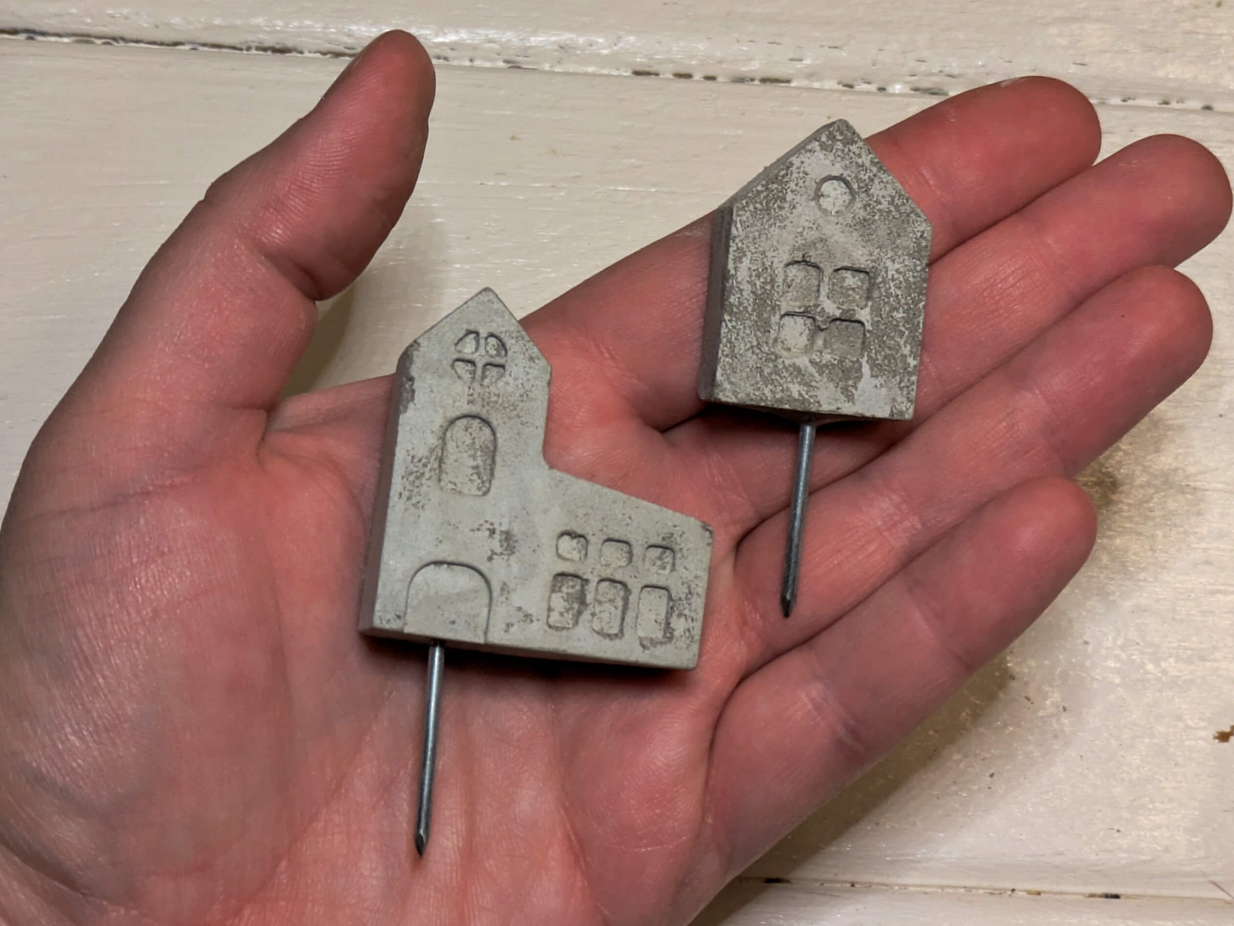 Mini-Häuser aus Steinguss im 2er Set mit praktischem Erdstecker – skandinavische Deko für Glasgärten, Topfpflanzen und Adventskranz