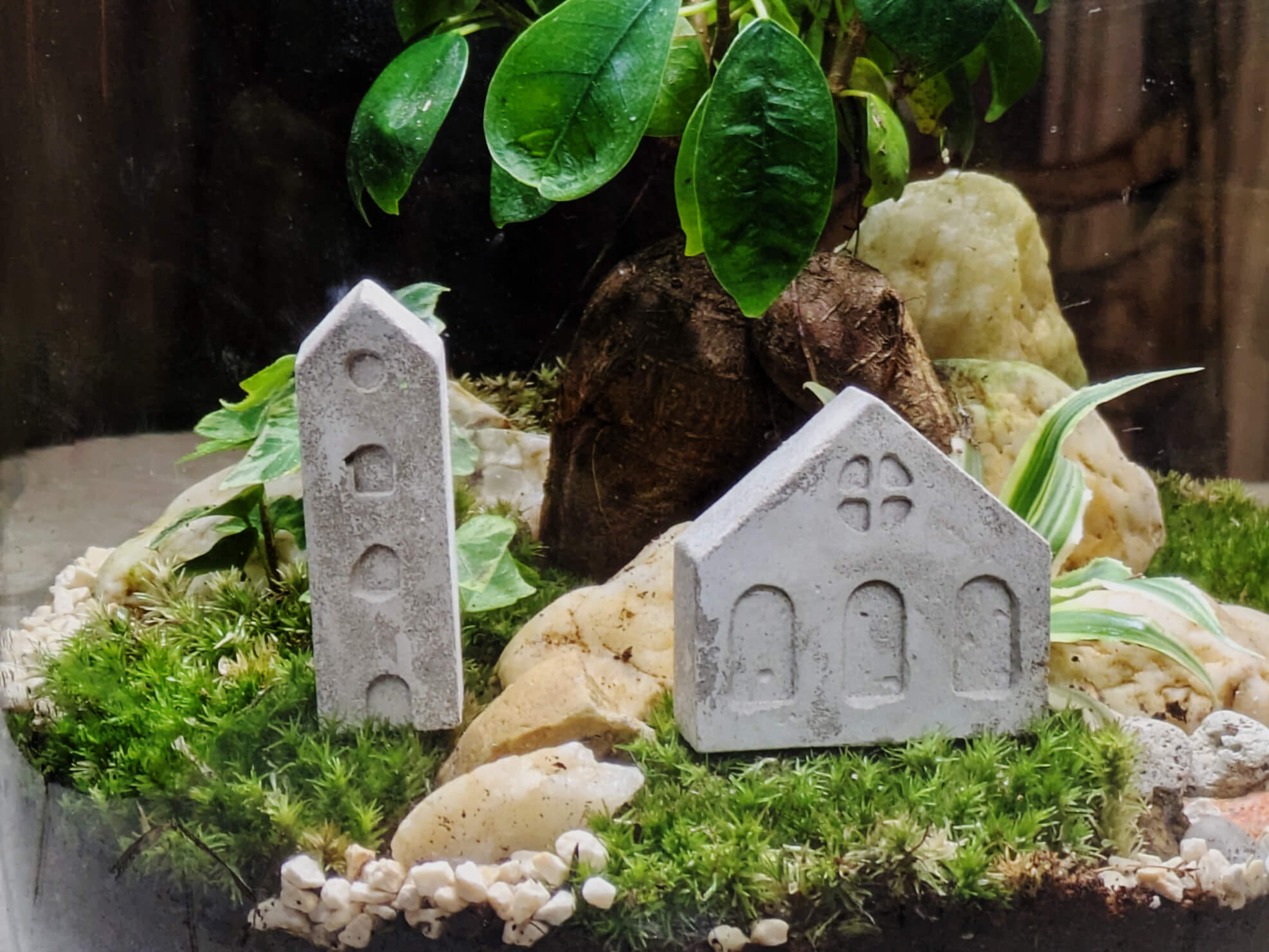 Mini-Häuser aus Steinguss im 2er Set mit praktischem Erdstecker – skandinavische Deko für Glasgärten, Topfpflanzen und Adventskranz