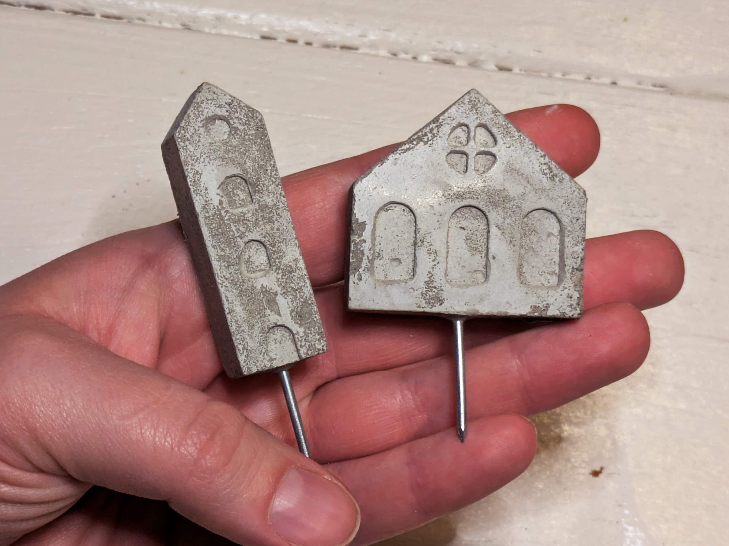 Mini-Häuser aus Steinguss im 2er Set mit praktischem Erdstecker – skandinavische Deko für Glasgärten, Topfpflanzen und Adventskranz