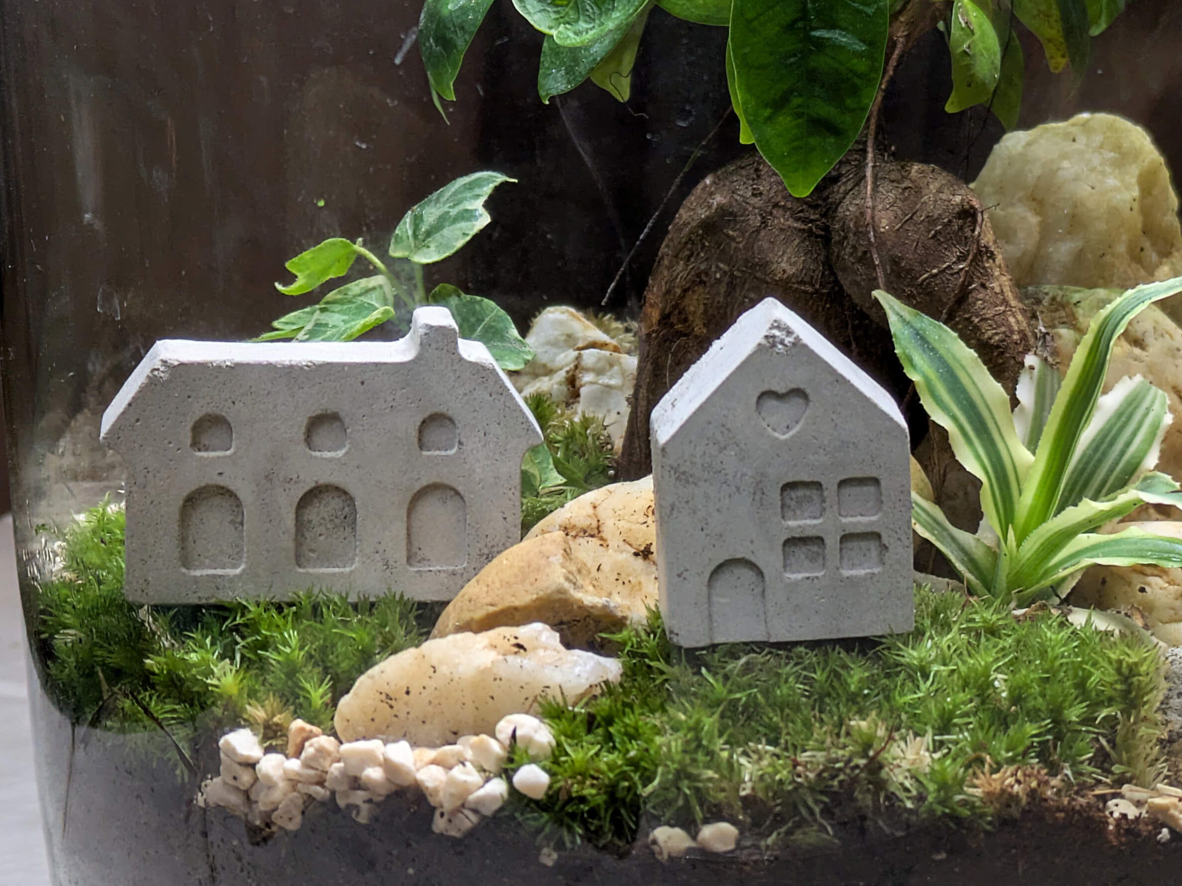Mini-Häuser aus Steinguss im 2er Set mit praktischem Erdstecker – skandinavische Deko für Glasgärten, Topfpflanzen und Adventskranz