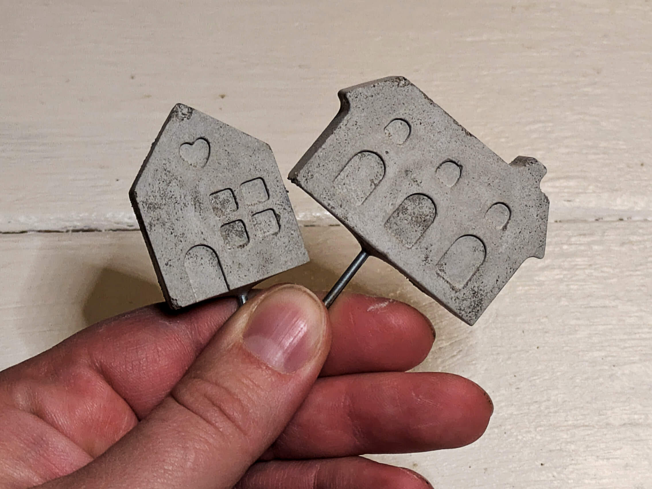 Mini-Häuser aus Steinguss im 2er Set mit praktischem Erdstecker – skandinavische Deko für Glasgärten, Topfpflanzen und Adventskranz