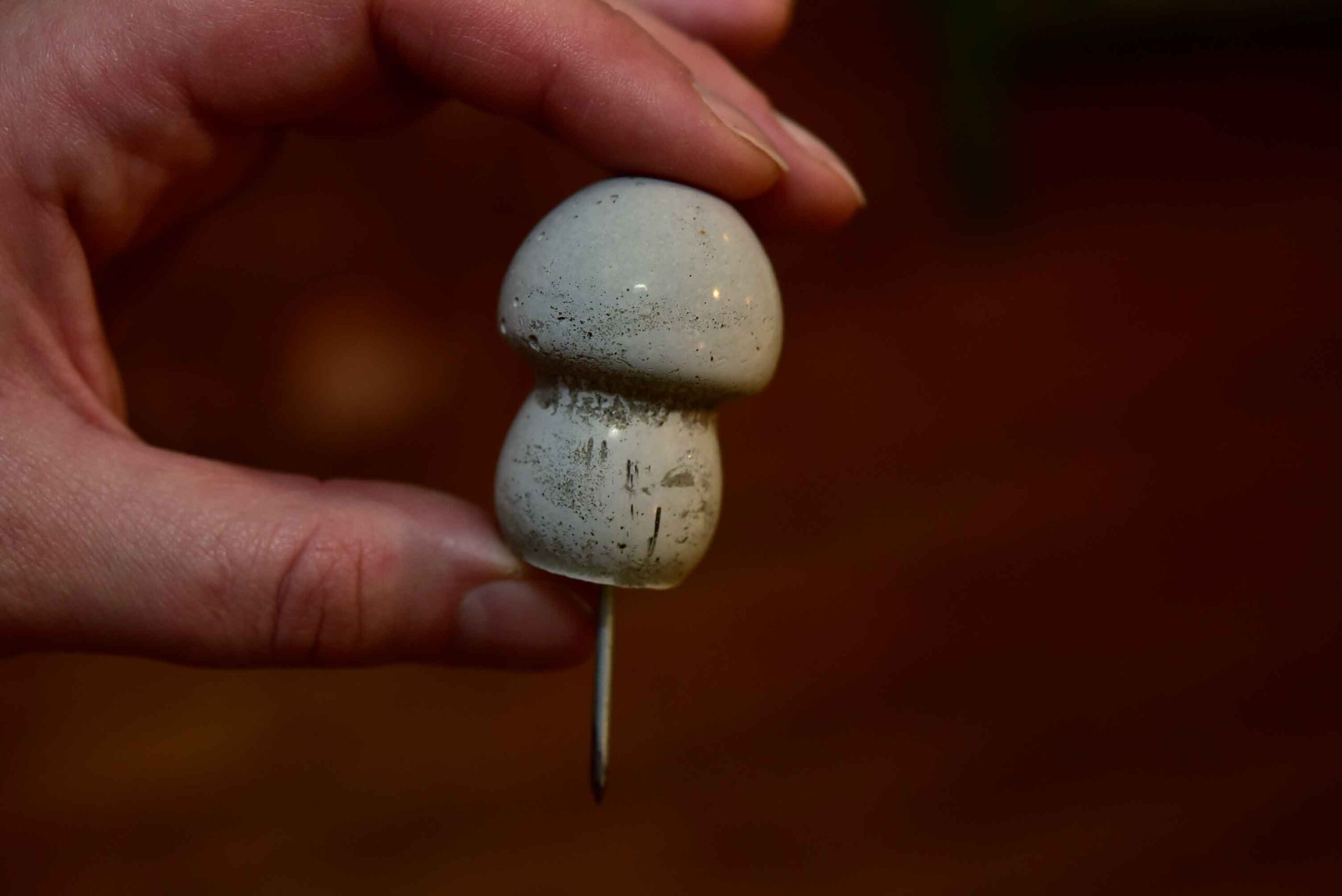 Handgefertigter Betonpilz mit Erdspieß – dekoratives Highlight für Pflanzen und Gärten